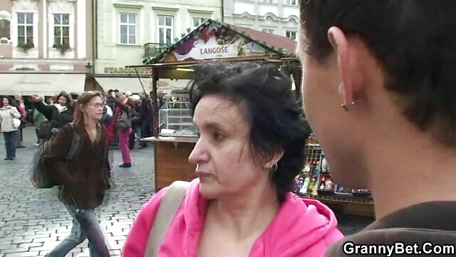 Az étvágygerjesztő kanyargós szőke Christa Moore szolid szopást biztosít magyarul beszélő szex videók BF-jének