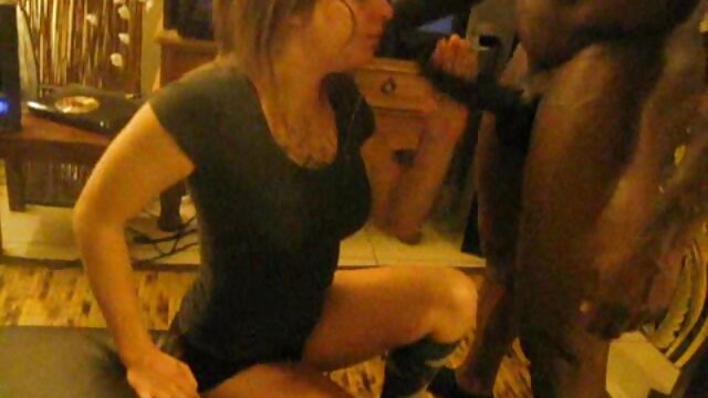 A sápadt szajhák készen állnak egy csoportos faszra pornó színésznők a biliárdteremben