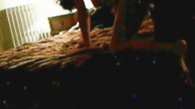 Fekete harisnyát viselő szőke tehénlány, Diana Lion ingyen porno video lovaglás a padlón